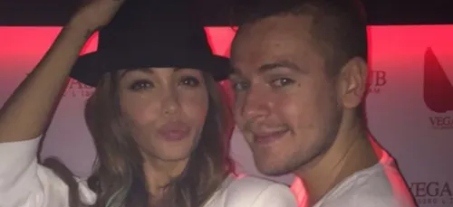 Nabilla : Mèches de cheveux bleues et Top Sexy en club !