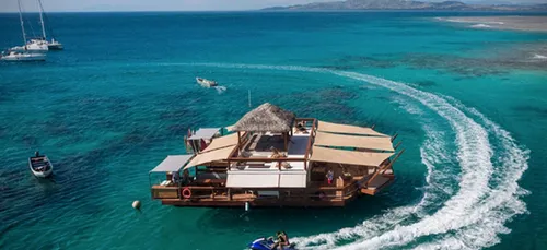 Un bar en plein milieu de l'océan pour les vacances ?! (Vidéo)