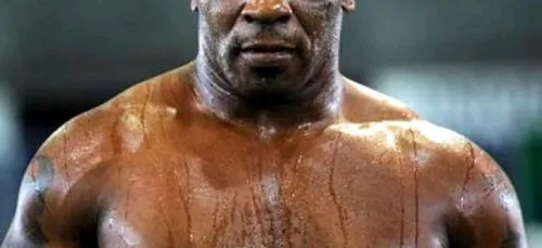 Mike Tyson assome un fan pendant le match Mayweather / Pacquiao !...