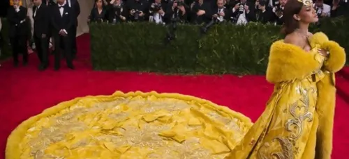 Rihanna encore une fois les seins à l'air !