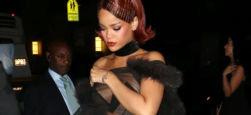 Rihanna : elle se retrouve seins nue en soirée ! (photos)