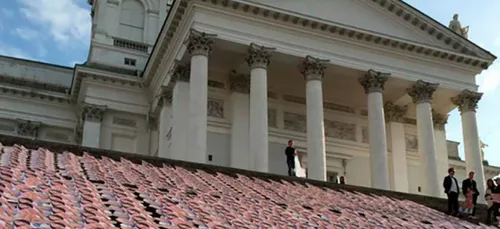 Le derrière de Nicki Minaj recouvre les marches de la cathédrale...