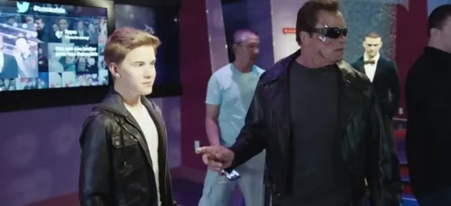 Arnold Schwarzenegger prend Justin Bieber pour une femme !!