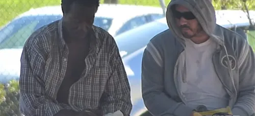 Happening : Il demande de l'argent à des SDF !! (Vidéo)