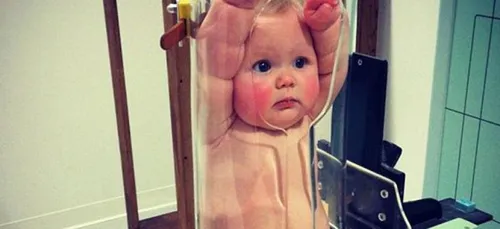 Buzz : Pourquoi ce bébé est coincé dans un tube ?