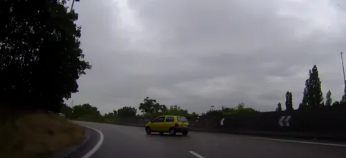 Sa voiture se retrouve sur la barrière de sécurité ! (vidéo)