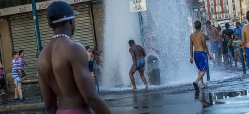 Des jeunes d'Aubervilliers ouvrent des bouches d'incendie pour se...