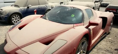 Des voitures de luxe abandonnées dans les rues de Dubaï !