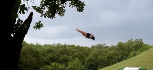 Une jeune fille fait le plat du siècle !