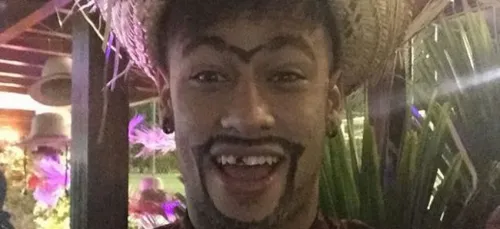 Neymar se fait moche pour un selfie !!