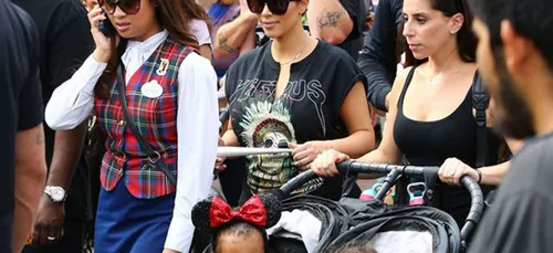 Kim Kardashian et North West fêtent un anniversaire à DisneyLand !...