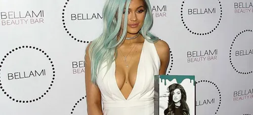 Kylie Jenner avec des cheveux bleus dans un décolleté de rêve ...