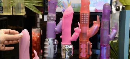 Trop occupée avec son sex-toy, elle tape dans un camion !