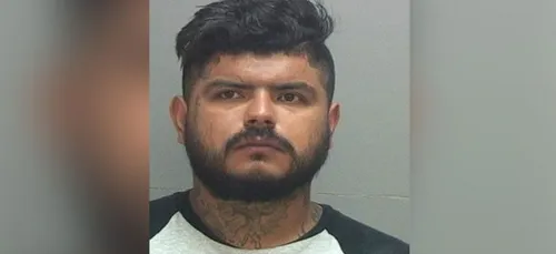 Il enduit sa femme de sauce piquante et tente de la mettre au four !