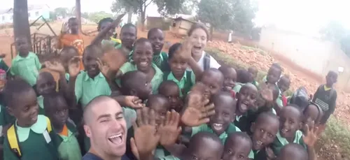 Le tour du monde en 80 selfies ! (vidéo)