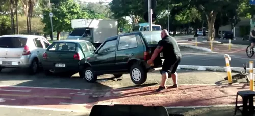 Brésil : Enervé, il déplace à mains nues une voiture garée sur la...