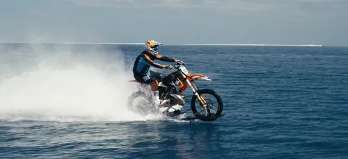 Vidéo : Robbie Maddison surf ... en moto !
