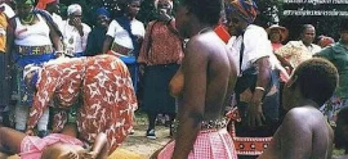 Le roi qui teste publiquement la virginité des filles avant de les...