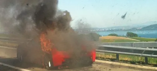Les caprices d'un jeune suisse : il brûle une Ferrari offerte par...