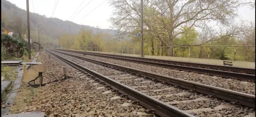 Allongée entre les rails, un train passe sur elle !