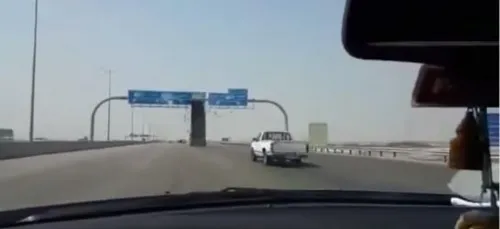 Un camion défonce un portique d'autoroute ! (vidéo)