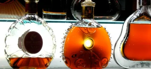 Elle boit cul-sec une bouteille de cognac pour ne pas la gâcher à...