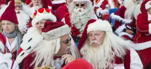 Une grande réunion de Pères Noël en plein été ! (photos)