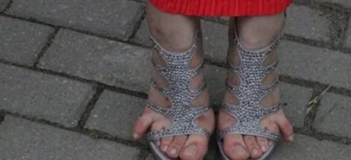 Ces filles ont des petits problèmes de chaussures... (photos)