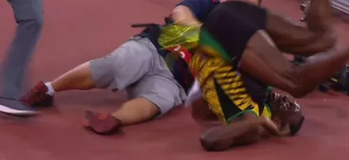 Usain Bolt chute à cause d'un cameraman ! (vidéo)