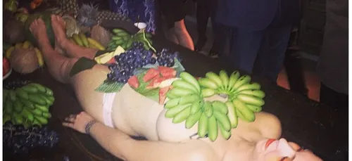 Australie : Un bar utilise des femmes nues en guise de plateaux...