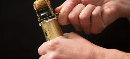 Un avion obligé d'atterrir en raison d'un bouchon de champagne...