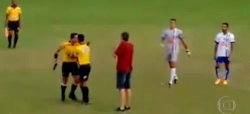 Vidéo : Au Brésil, un arbitre débordé sort son flingue en plein Match