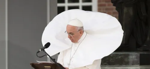 C'est au tour du Pape de passer au détournement Photoshop !