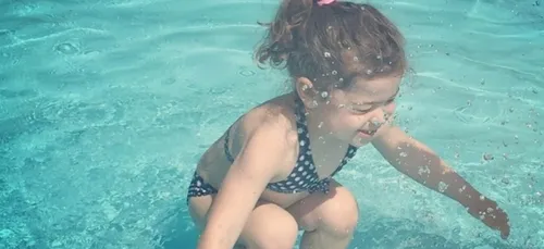 Cette petite fille est sur ou dans l'eau ??