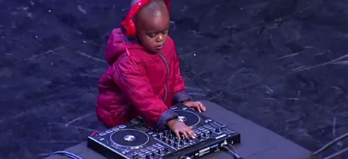 Un DJ de 3 ans fait sensation en Afrique du Sud !! (Vidéo)