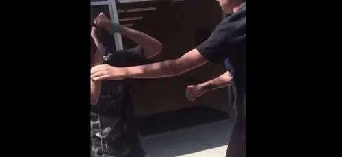 (Video) Il frappe un aveugle et se fait démonter