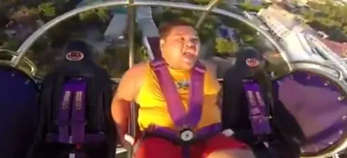 Ce mec devient fou de terreur dans cette attraction ! (vidéo)