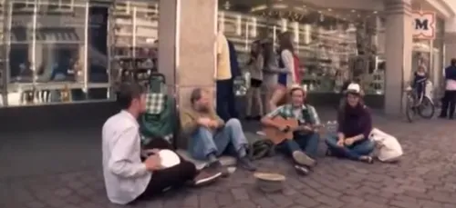 Ce que font ces 3 étudiants pour ce SDF est magique ! (vidéo)