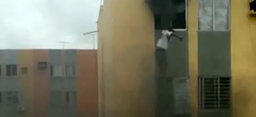(Video) Brésil : Un incendie l'oblige à sauter par la fenêtre du...