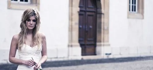 Plaquée le jour de son mariage elle offre le dîner aux SDF !