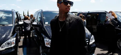 Tyga poste une vidéo de son fils à côté d'un sachet de drogue !!...