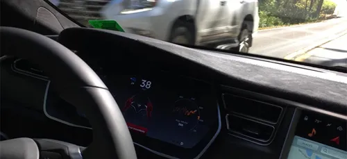 Video : Grosse frayeur avec le pilotage automatique de sa voiture