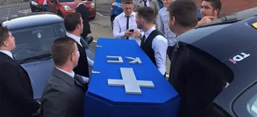 Un faux enterrement à leur ami qui passe trop de temps avec sa...