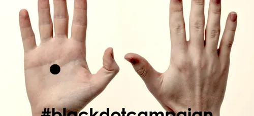 Si une femme vous montre un point noir dans sa main, aidez-la !