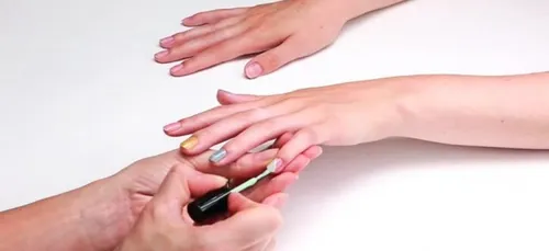 Le vernis à ongle serait-il l'une des causes du surpoids ? (vidéo)