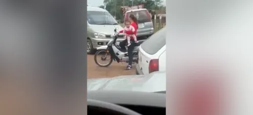 Avez-vous déjà vu une mère aussi inconsciente qu'elle ?