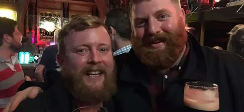 Il croise son sosie par hasard dans l'avion ! (photos)