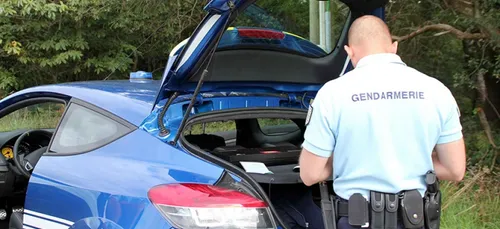 Ivre, il fait demi tour pour demander aux flics à combien...