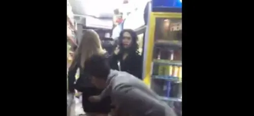 Il donne une fessée à une femme en public... et devient la cible du...