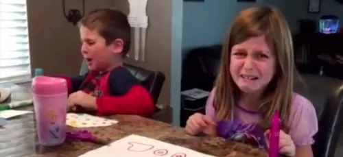 Les enfants fous de rage car leurs parents ont mangé tous les...